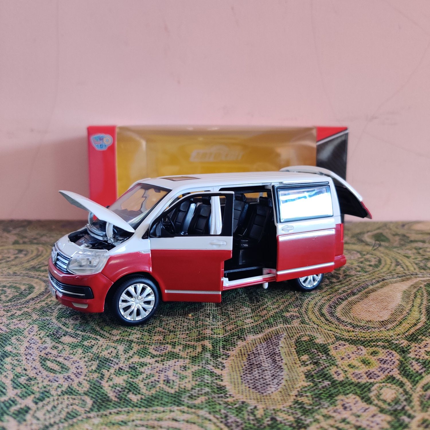 1:32 Volkswagen T6 Multivan Bully Transporter Caravelle