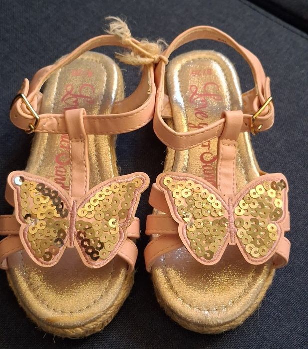 Bardzo ładne,nowe dziewczęce sandałki rozmiar 26.