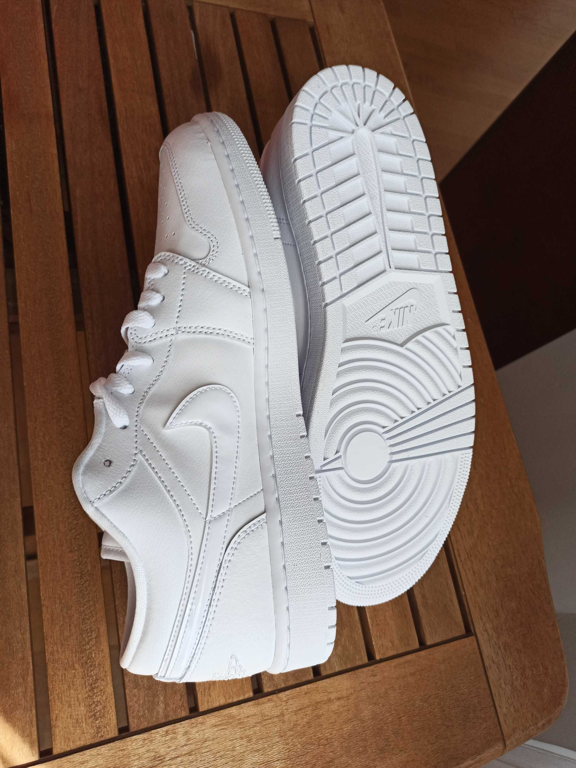 (r. 44,5 - 29 cm) Nike Air Jordan 1 Low Triple White DV0990,-111