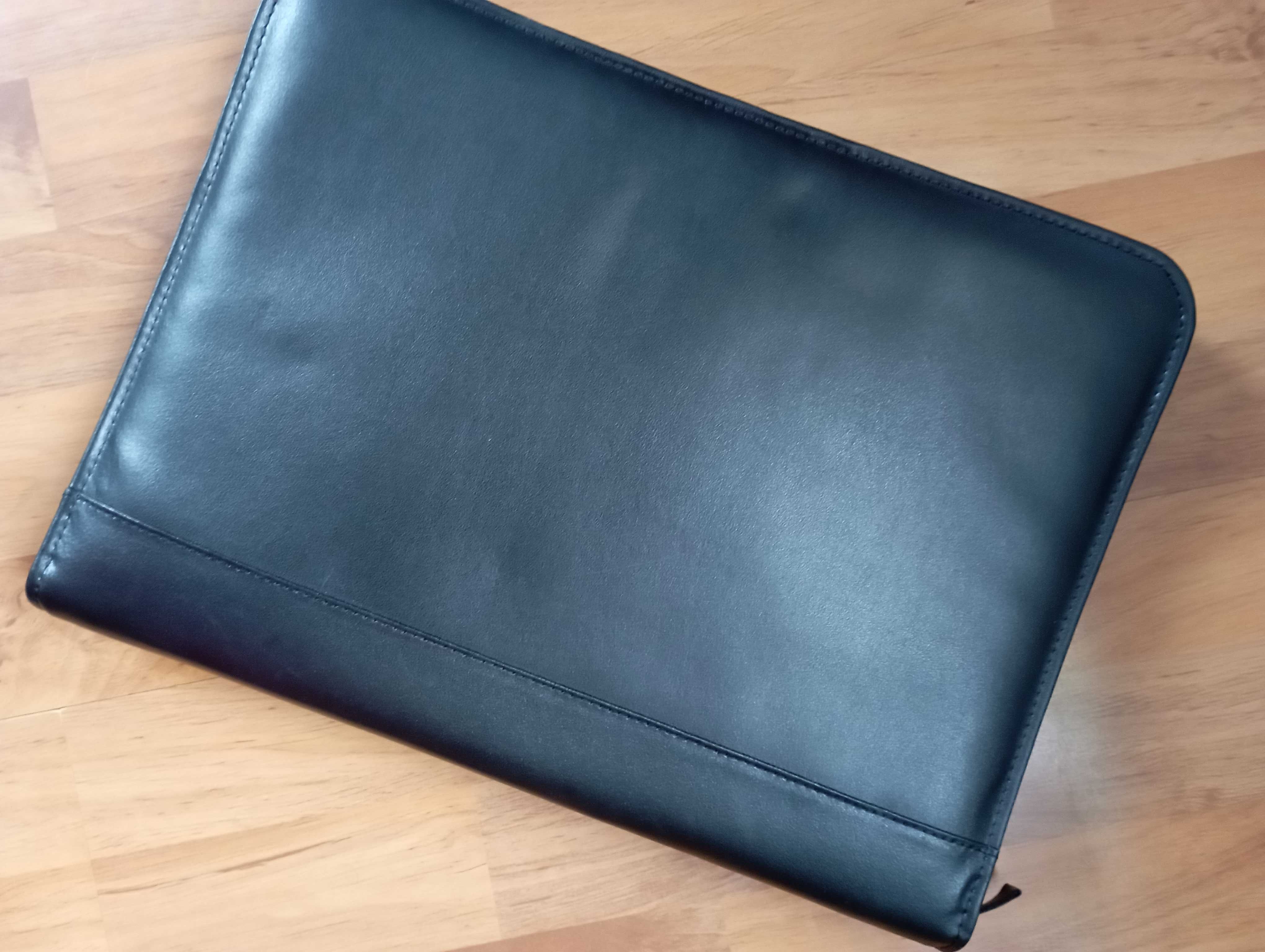 Etui na laptop bądź dokumenty