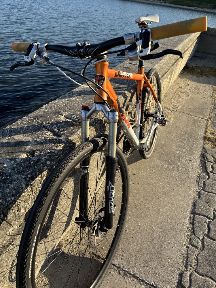 Bicicleta KTM com rodas 29