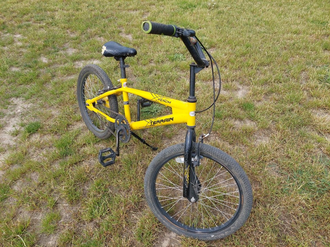 Rower BMX żółty.