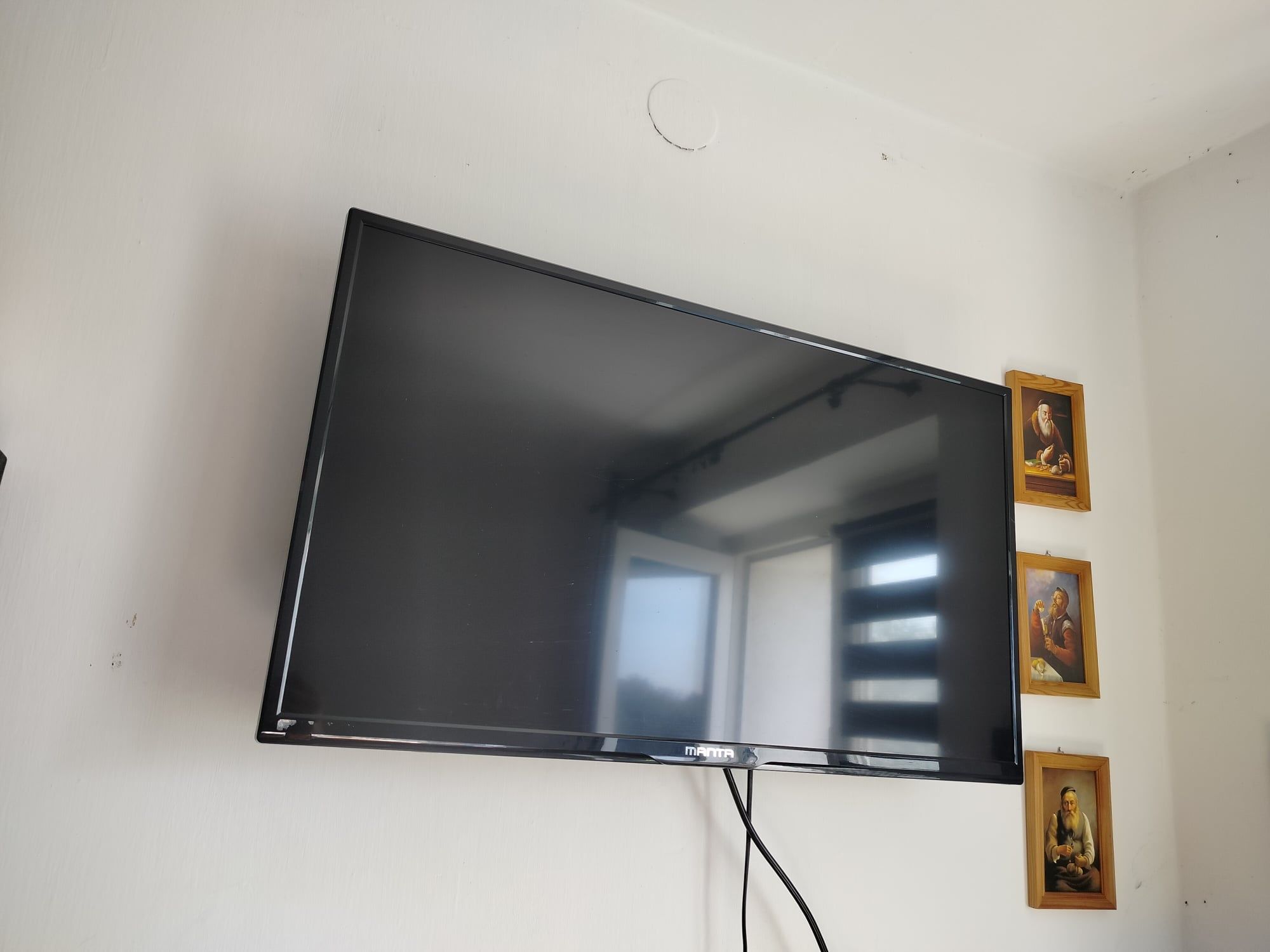 Telewizor TV 32 Cale LED Zadbany Czarny Wiszący na ścianę ściane Manta