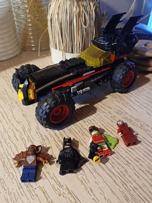 крутой БэтМобиль +человечки набор