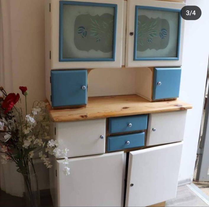 Praktyczny kredens kuchenny z lat PRL – szuflady i półki