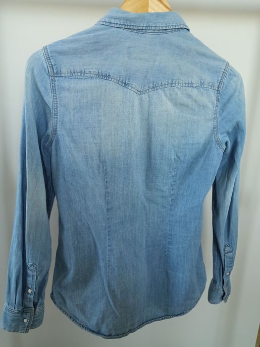 Jeansowa koszula z kieszeniami