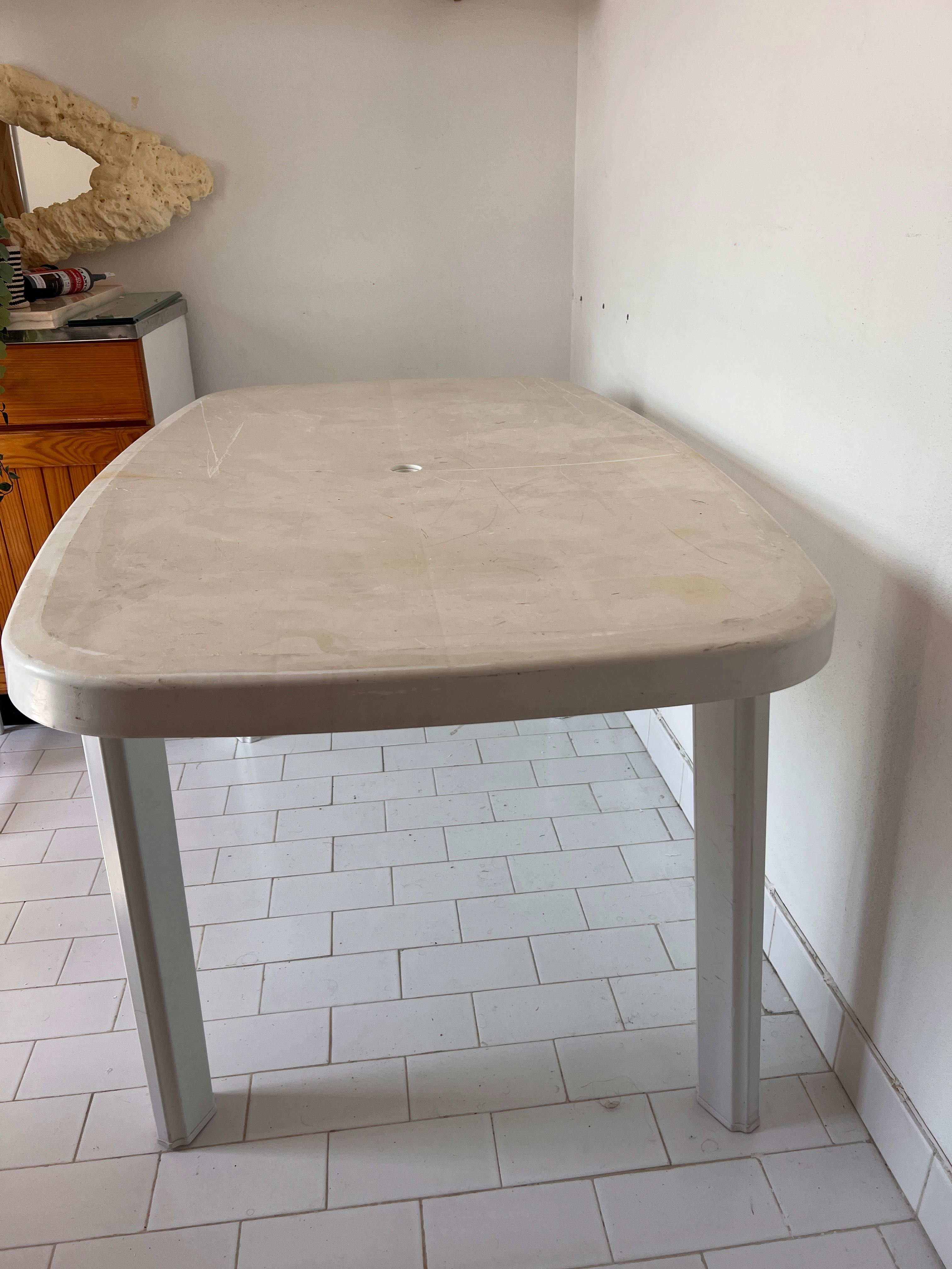 Mesa Plástica Retangular – Excelente para Jardim, Varanda