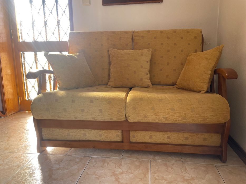 Sofá de dois lugares usado