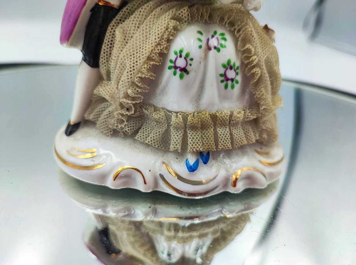 Przedwojenna figurka porcelanowa dama,dworzanin