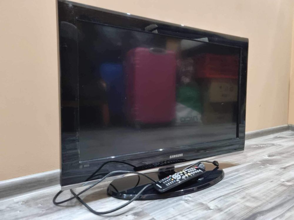 Telewizor Samsung 32 Cale  LCD / Bardzo ładny , Sprawny