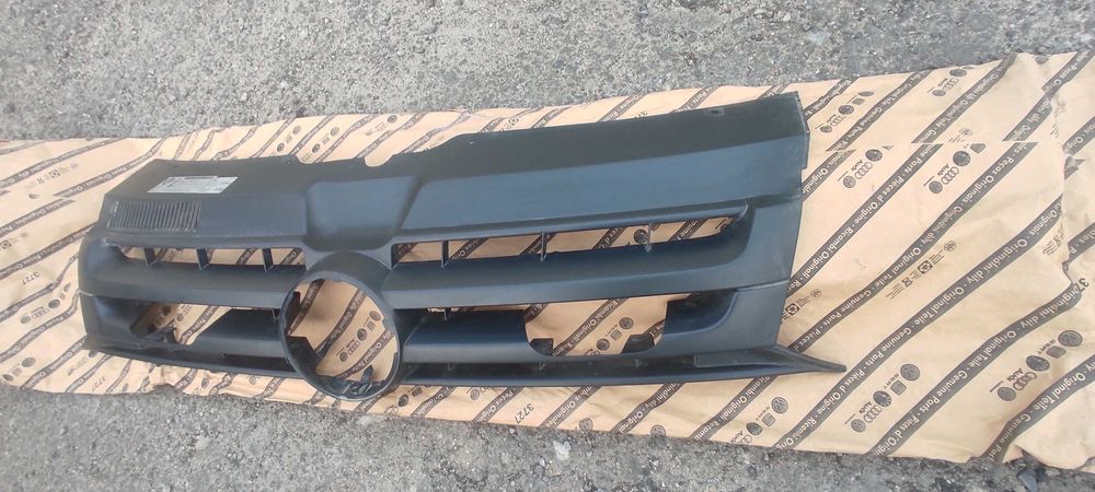 Решітка радіаторна VW Т5 рестайл 2011р