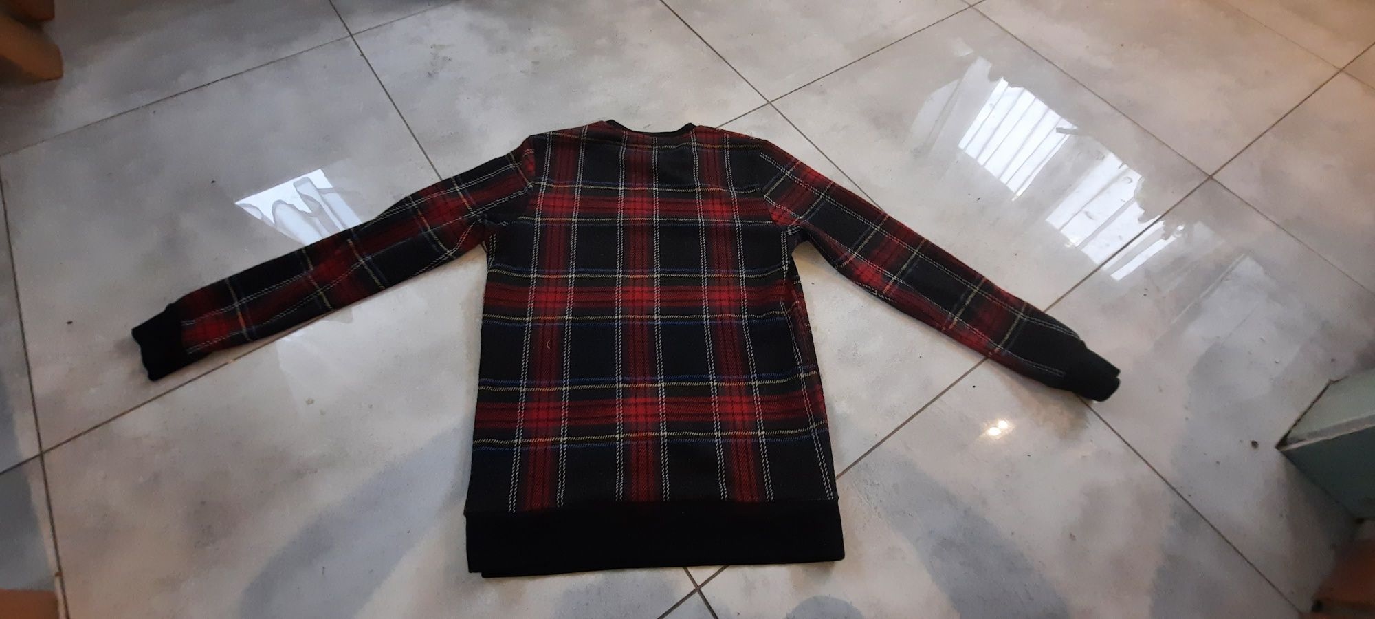 Sweterek w kratkę czerwony czarny rozmiar 38/M Pull&Bear