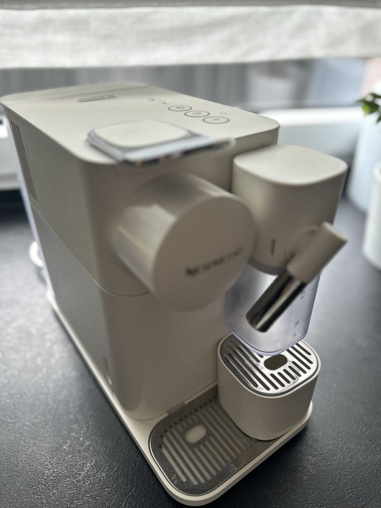 Ekspres do kawyDeLonghi Nespresso Lattissima One