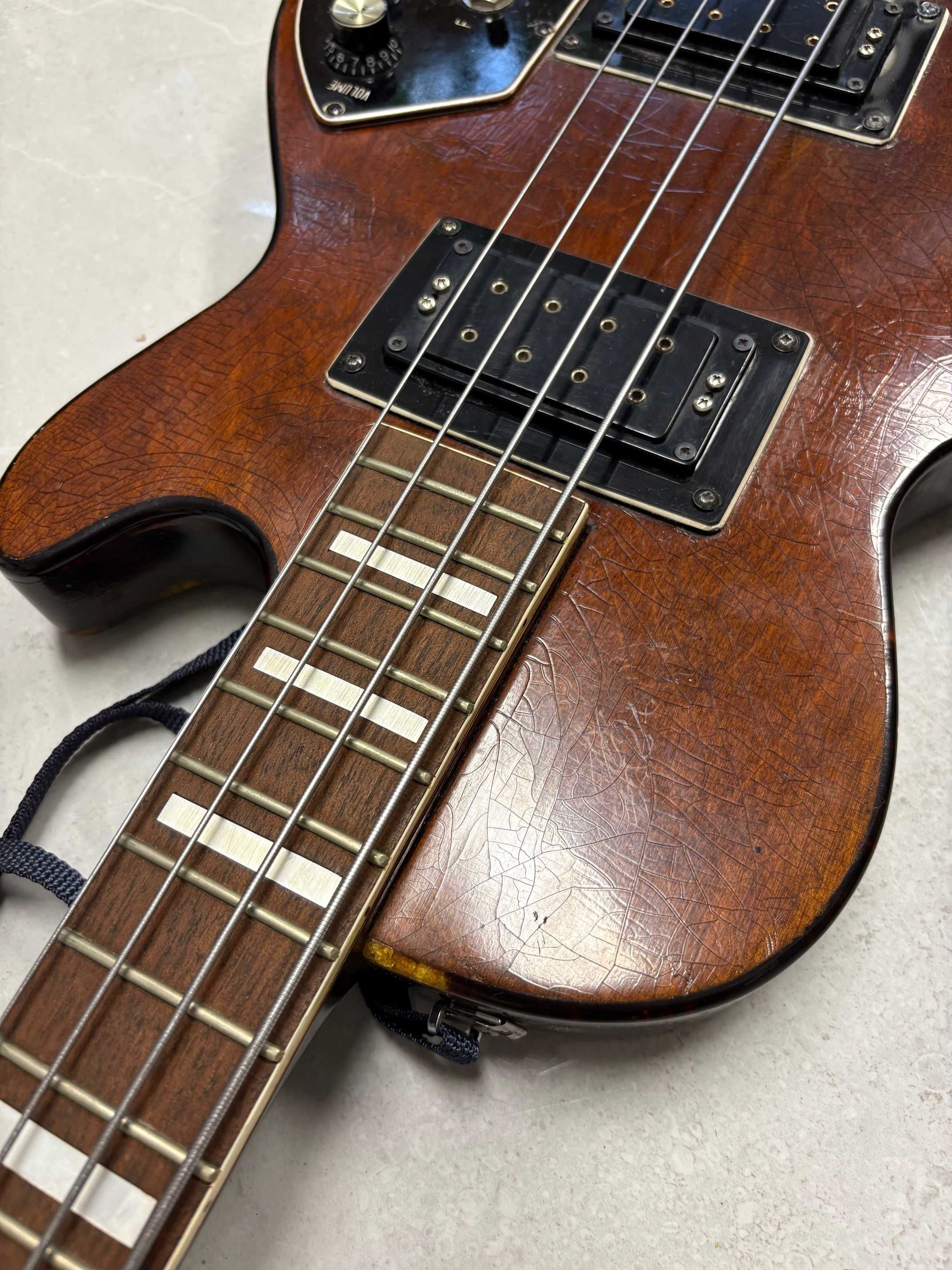 Gitara basowa do małej negocjacji