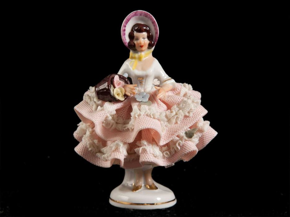 Menina com cesto de flores - porcelana Dresden