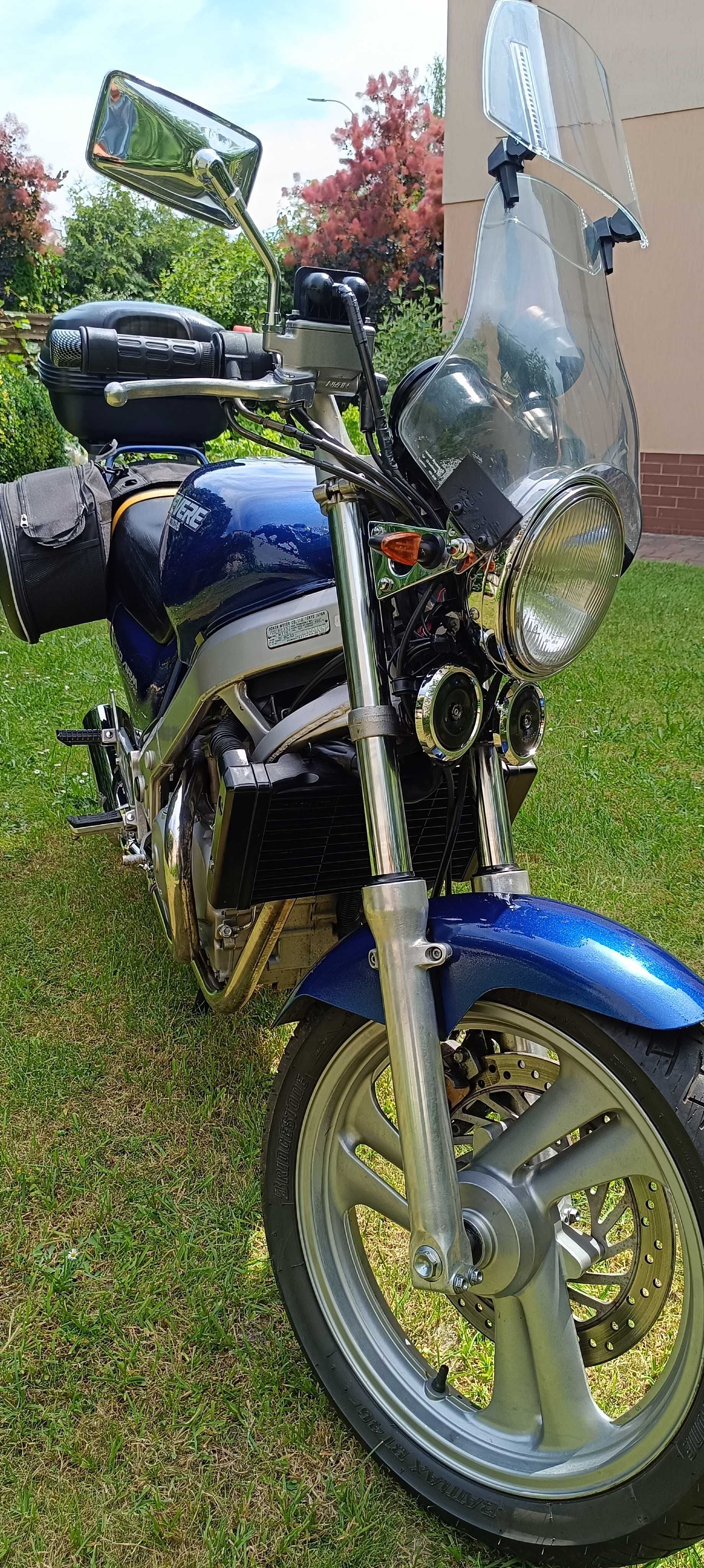 Motocykl Honda Revere 650 NTV RC33