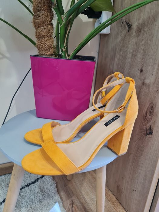 Sandały na obcasie w kolorze słoneczników 41