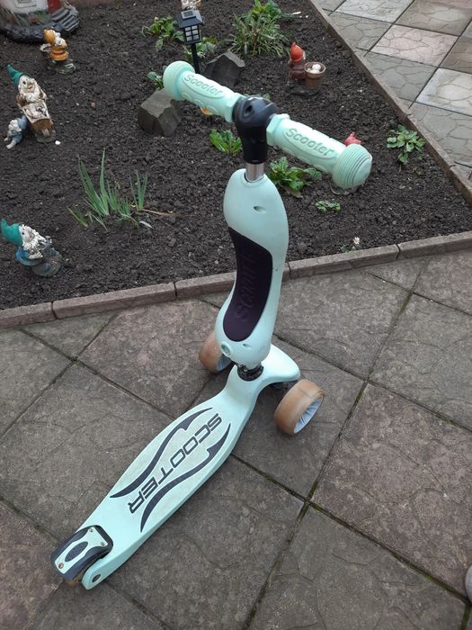 Дитячий самокат мятного кольору