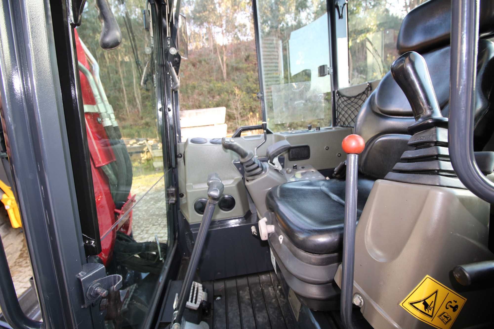 Minigiratória Máquina  rastos Yanmar VIO 50   (como nova )