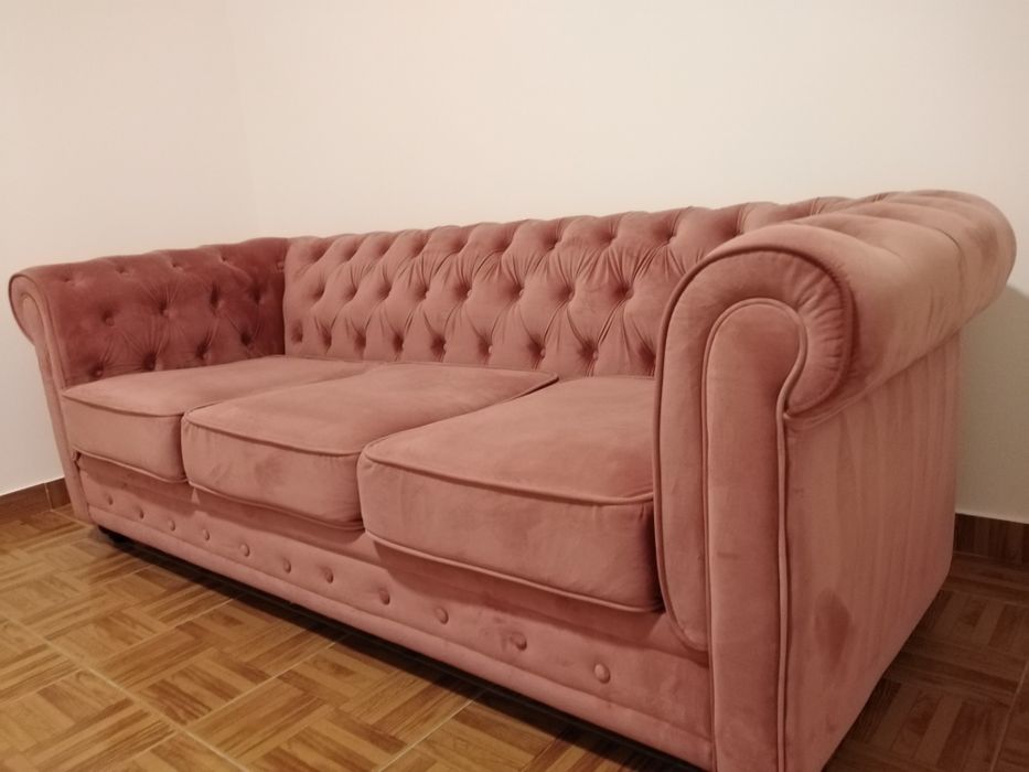 Sofá de três lugares em veludo