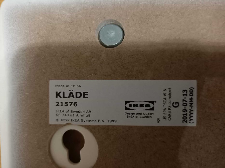 Drewniany, biały wieszak na ubrania IKEA KLADE z sówkami