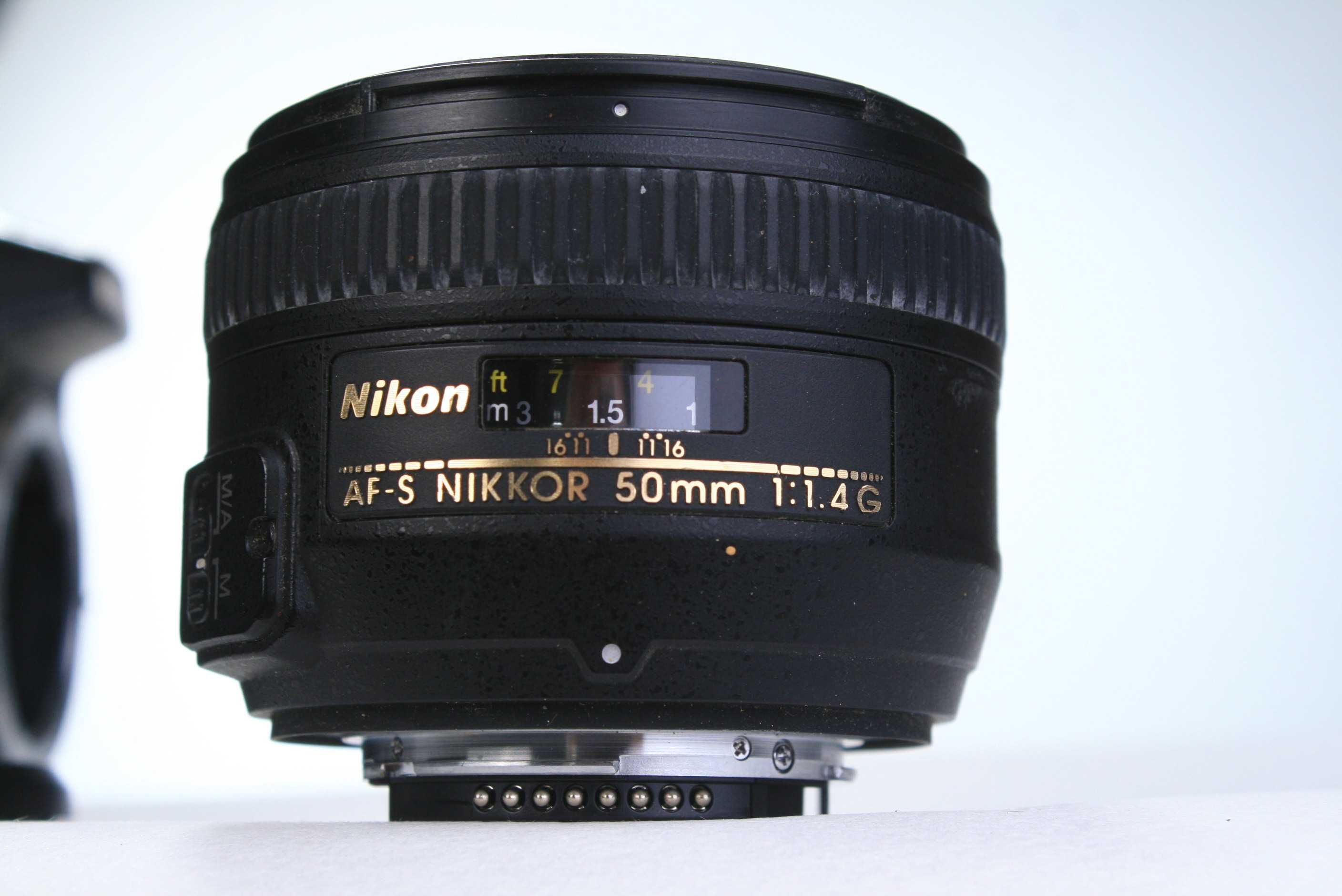 Дзеркальний фотоапарат Nikon D3000 +  Объектив Nikon AF-S 50mm f/1.4G