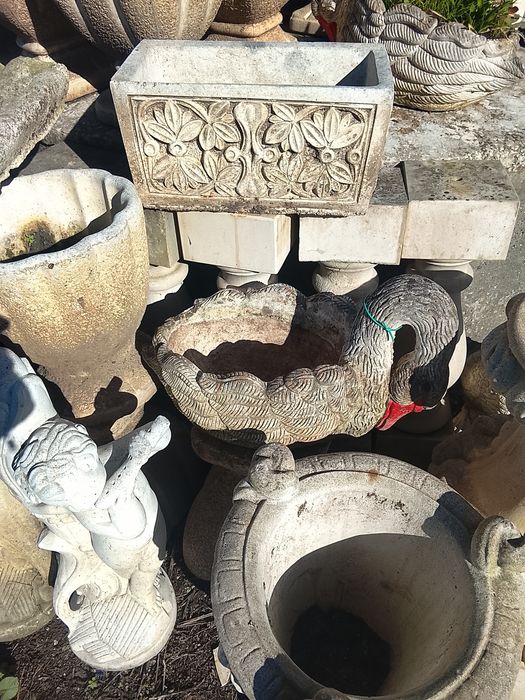 Vasos, estátuas, figuras em cimento branco