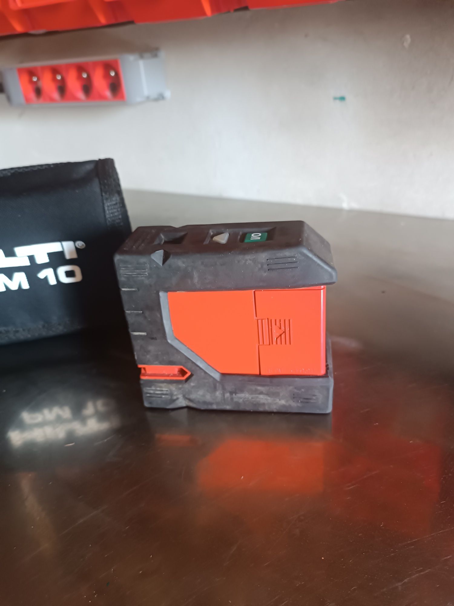Лазерний рівень Hilti ( не робочий)