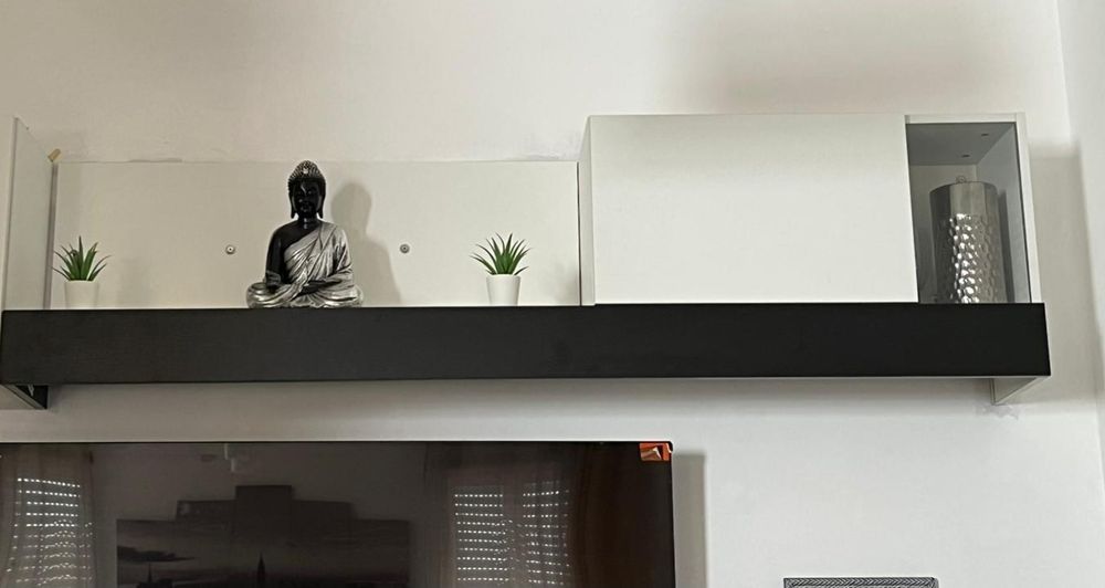 Móvel de sala branco e preto