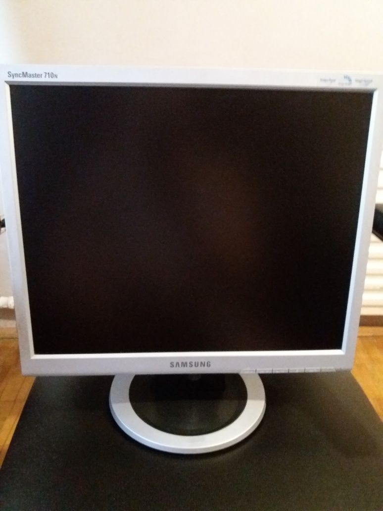 Монітор Samsung SyncMaster 710 n