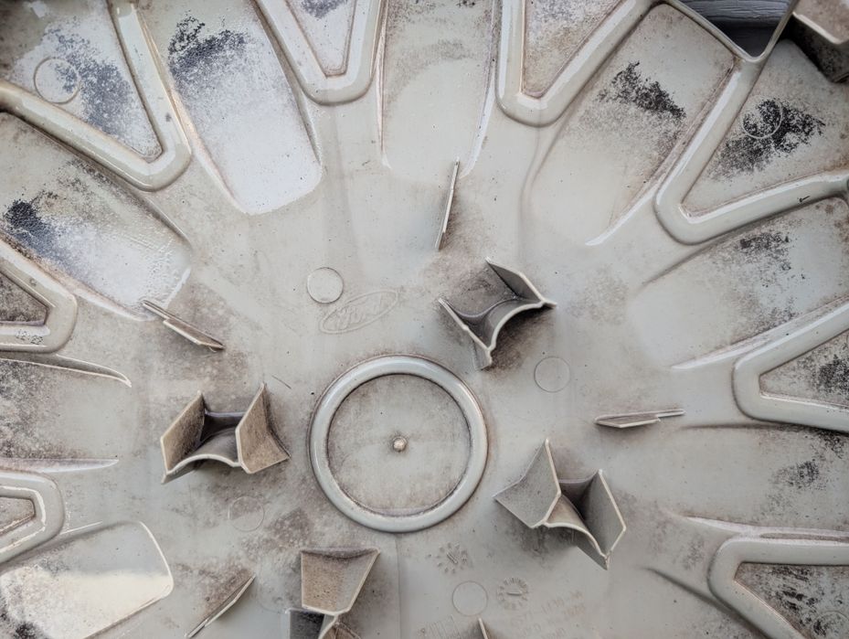 Оригінальні ковпаки Ford R16 в гарному стані