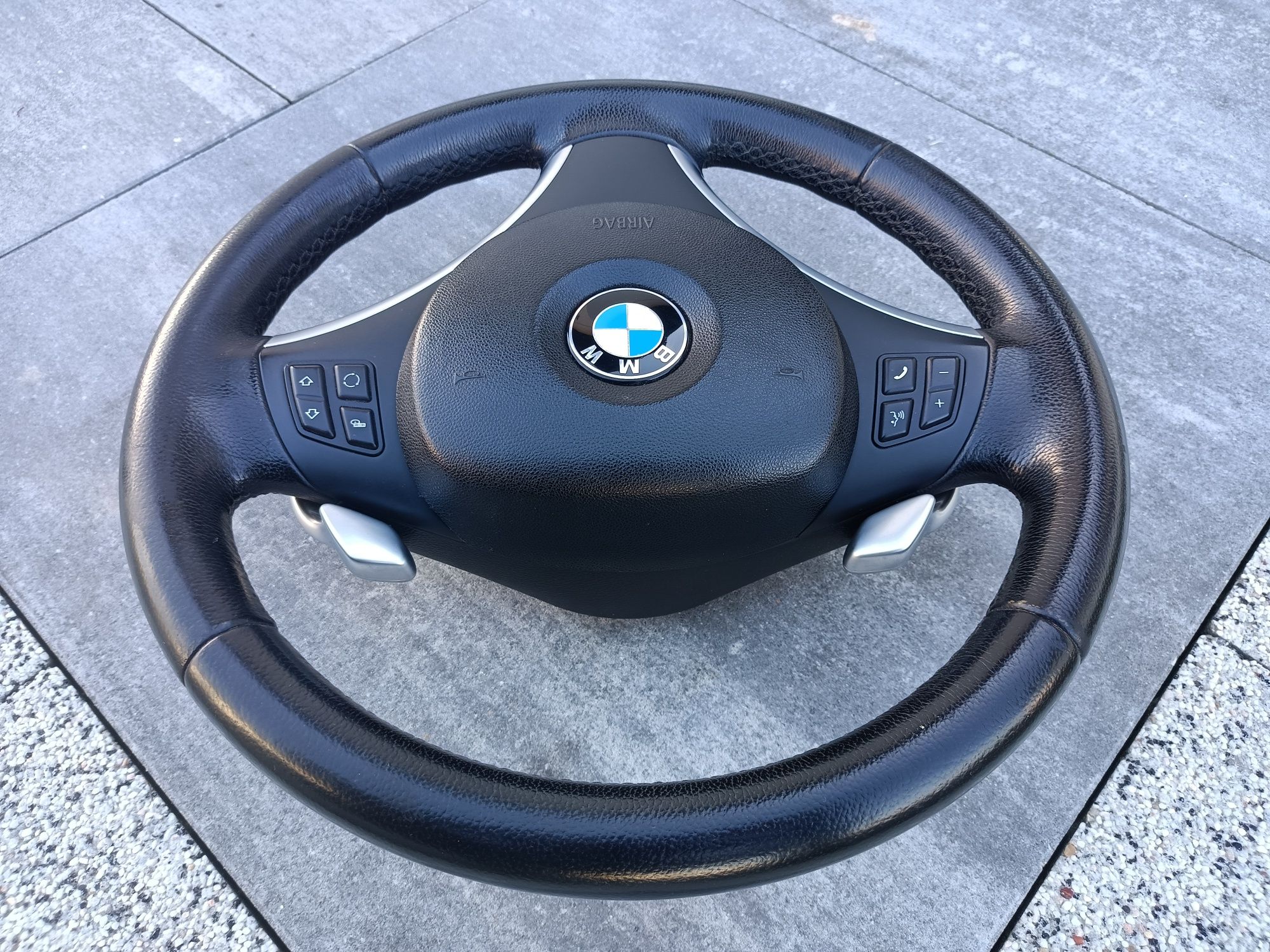 Kierownica M sport z łopatkami BMW E90 E91 E92 E93 E81 E87 E82 E88 X1