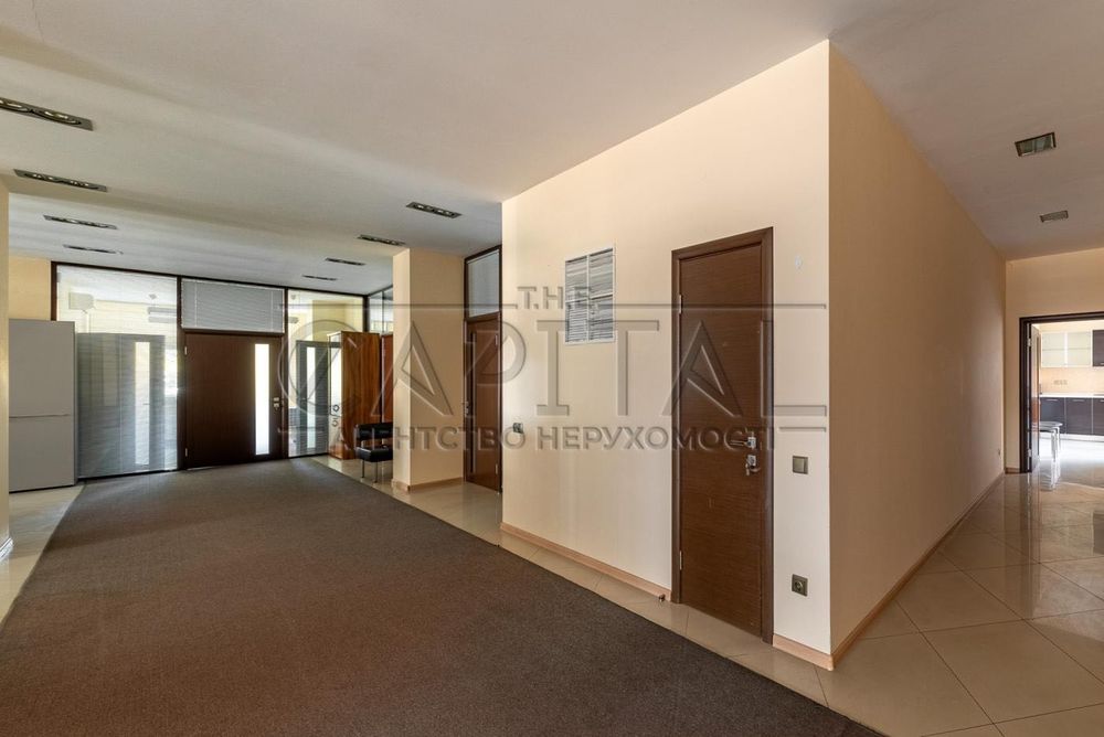 Оренда офісу 275 м² у центрі Києва, є меблі, декілька виходів, укриття