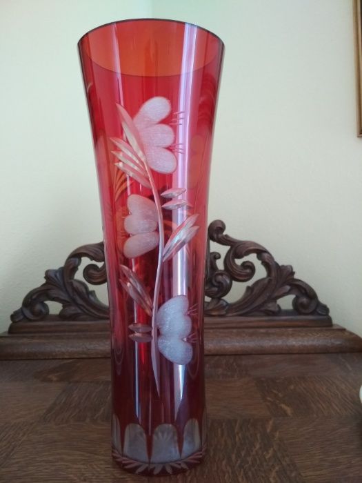 Piękny rubinowy, szlifowany szklany wazon
