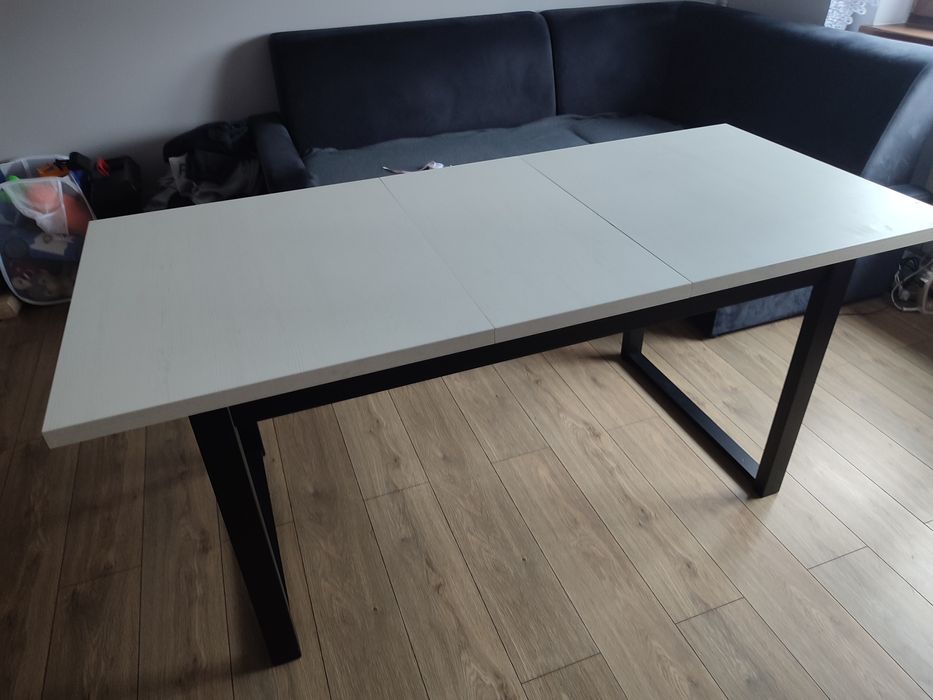 Stół rozkladany do salonu