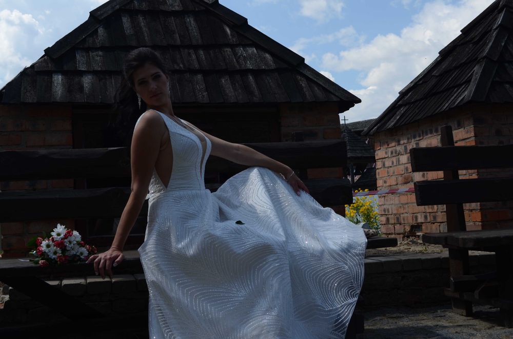 Блискуча весільна сукня в гарному стані