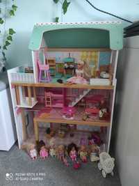 Domek dla lalek z drewnianymi mebelkami lalkami i akcesoriami