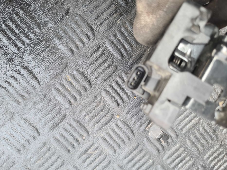 Mercedes A Klasa W177 zamek maski