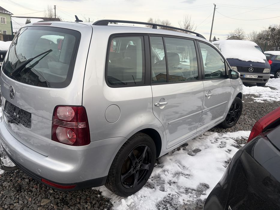 Вольцваген  туран газ  бензин 2010рік