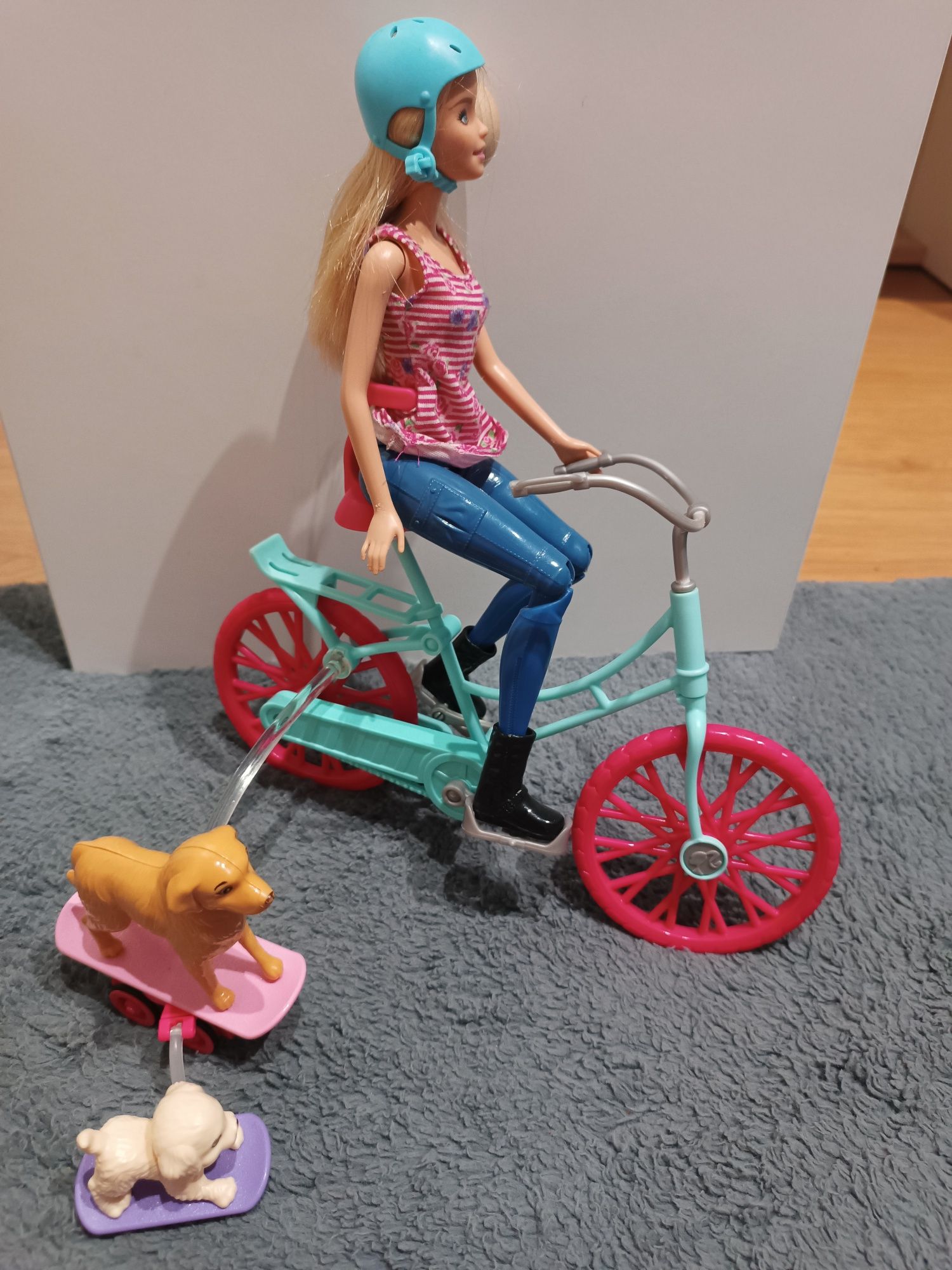 Barbie na rowerze z pieskami