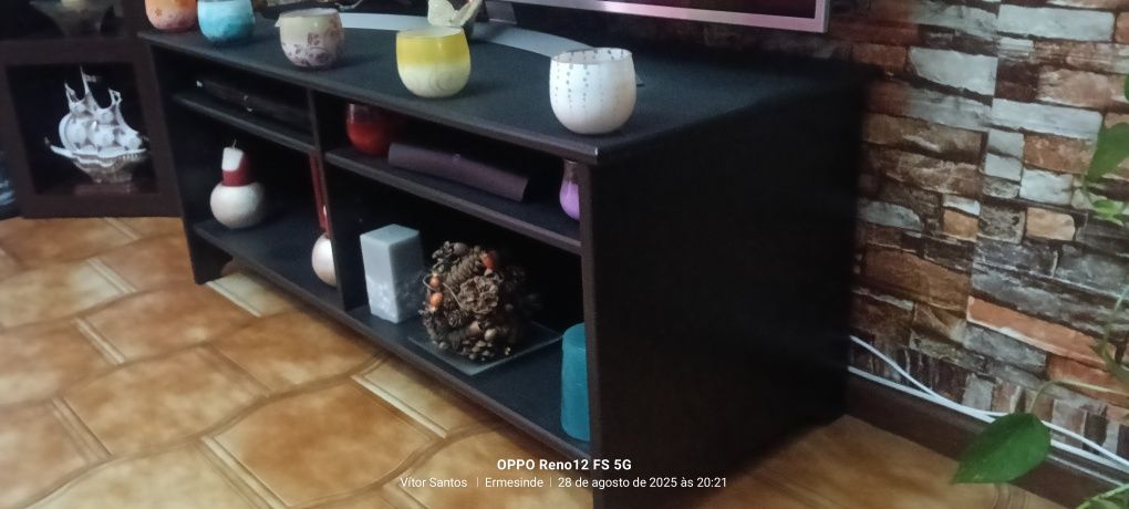 Móvel preto para pôr tv