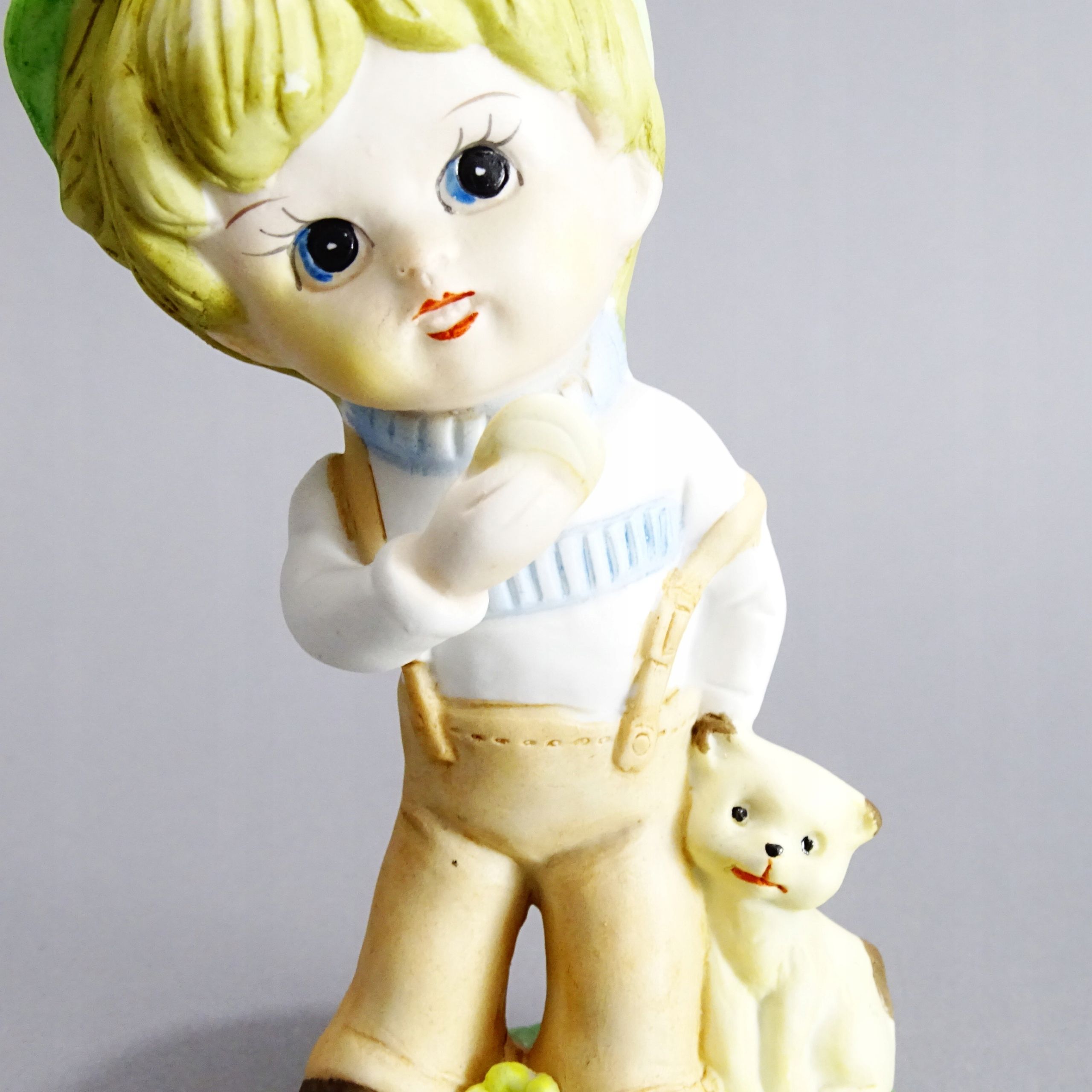 porcelanowa biskwitowa figurka chłopiek z kotem