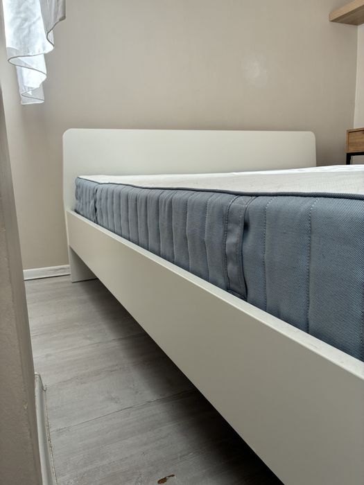 Białe łóżko dwuosobowe z materacem, 160x200cm, ikea ASKVOLL 2os.