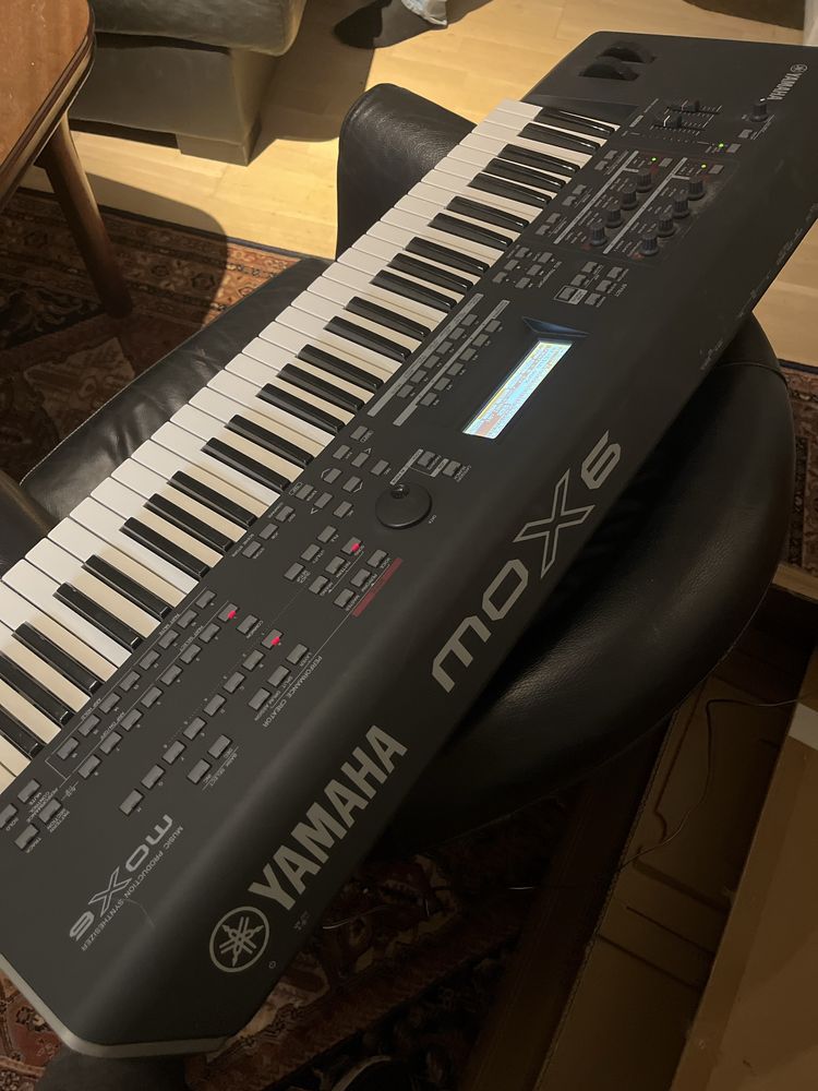Zestaw kolumn patos 4 sztuki wzmacniacz i syntezator yamaha mox6
