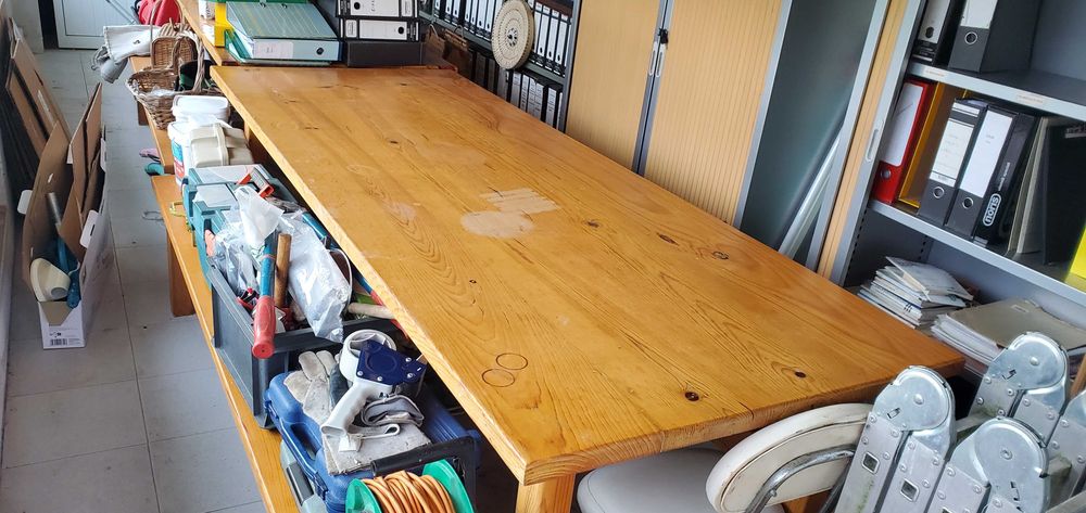 Vendo MESA MACIÇA em PINHO COM 2 BANCOS CORRIDOS, Usada.