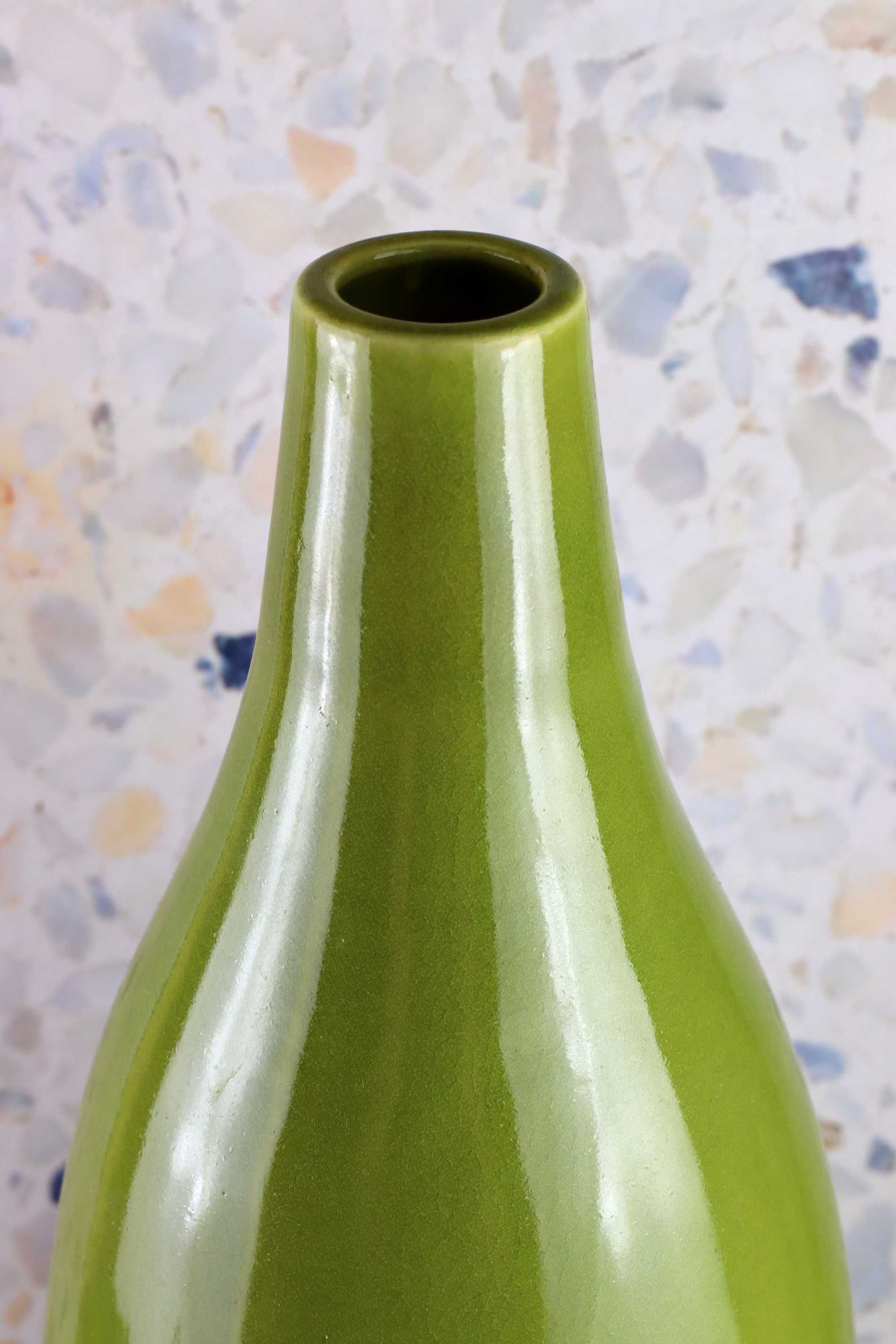 Wysoki zielony ceramiczny wazon w stylu vintage retro ceramika zielona