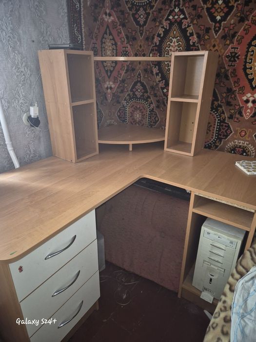 Стіл комп'ютерний
