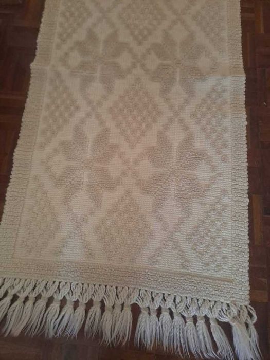 5 Tapetes pelo curto bege e brancos