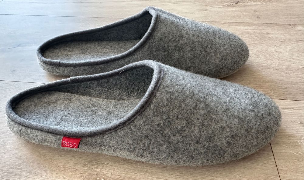Pantofle damskie filcowe, nowe, podeszwa gumowa, rozmiar 42