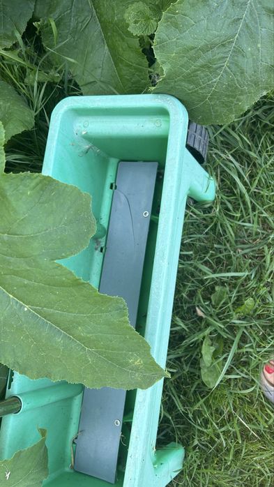 Siewnik do trawy lub do nawozu